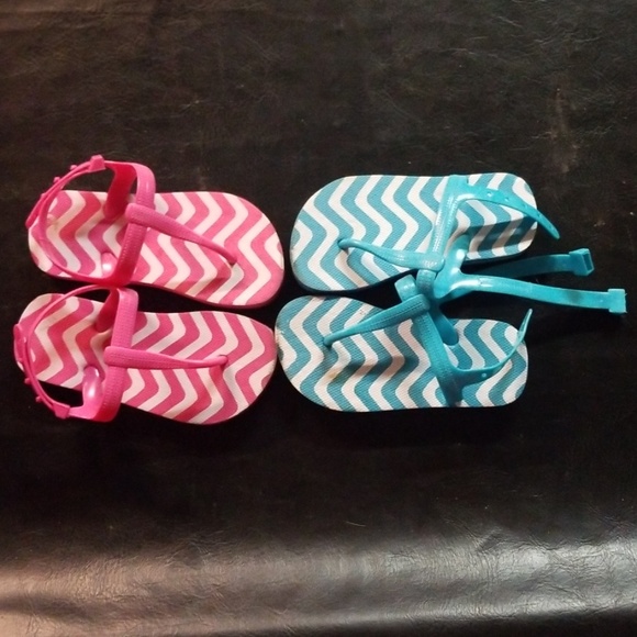 👛3/$10🛍2 Matching Pairs Sandals - Picture 2 of 4